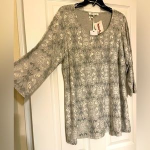 NEW WITH TAGS!! Rose & Olive super soft tunic style top with 3/4 sleeves - 1X